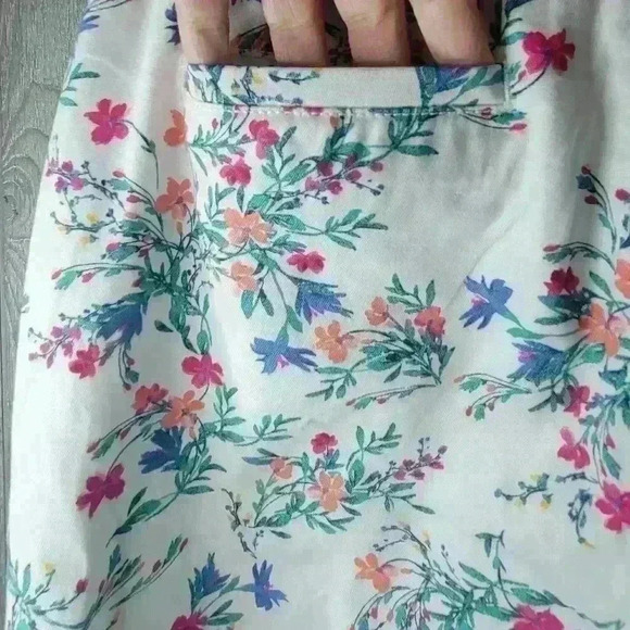 NWT St. Johns Bay white with floral pattern capri's. Size 10 mid rise. - Picture 4 of 5